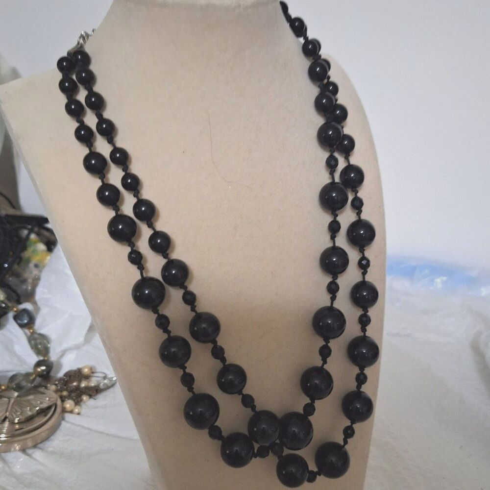 A Women's Layered Necklace Fashion Black Beaded Elegant Sophisticated Classic